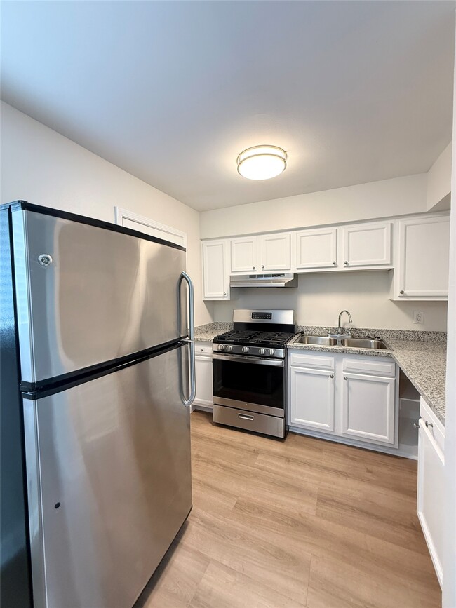 Building Photo - 1141 N Durham Dr