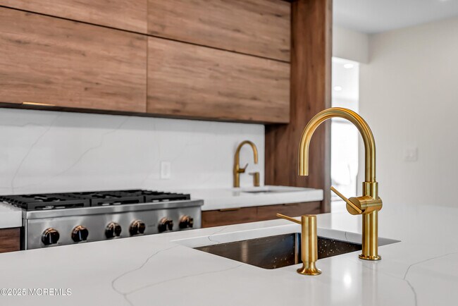 Building Photo - 320 Silver Lagoon Dr