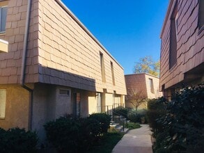 Building Photo - View Liberty Canyon 2+Den