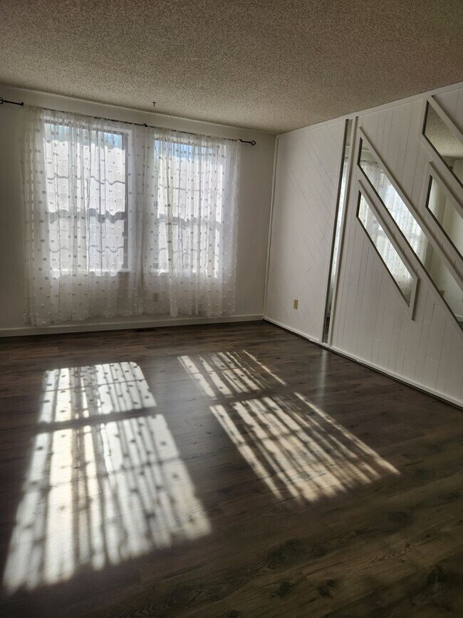 Building Photo - Fresh paint! Amazing first floor unit in A...