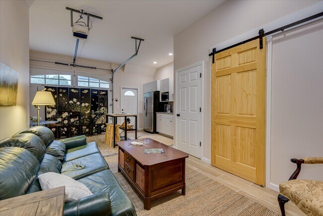 Building Photo - 651 Oak Meadow Ln