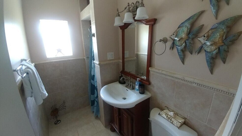 Front Bathroom - 3406 Norfolk St
