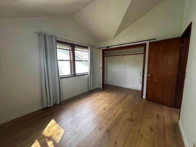 Building Photo - Spacious 4 bedroom, 3 bathroom home