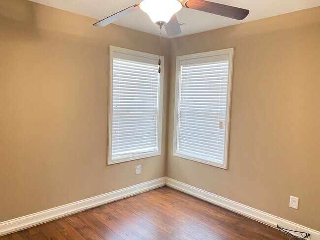 Building Photo - Beautiful Home! 4 Bed 2.5 Bath! Rossview S...