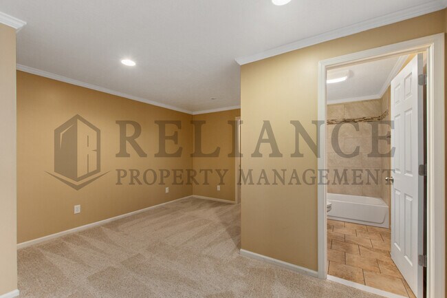Building Photo - 5911 Hartford Dr