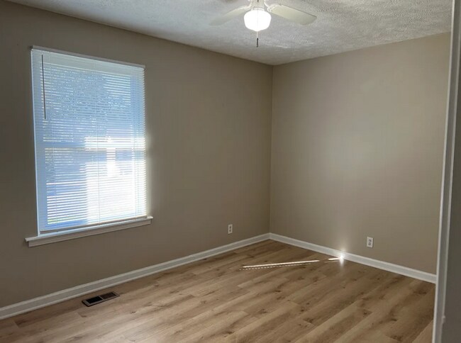 Building Photo - 824 Oak Leaf Dr