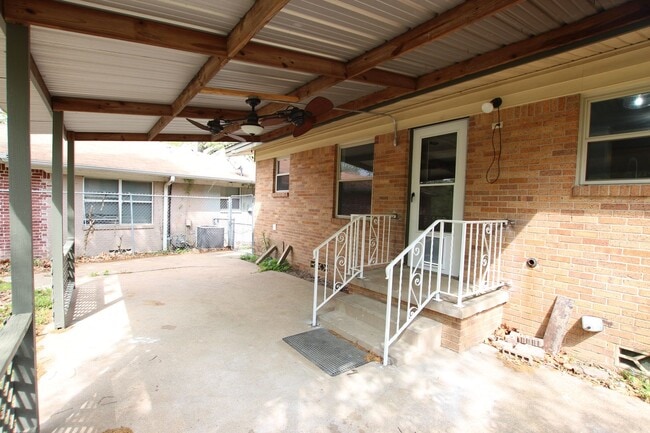 Building Photo - Adorable 3 Bed 2 Bath in Tyler with TWO Living Spaces! 1/2 OFF FIRST FULL MONTHS RENT!!