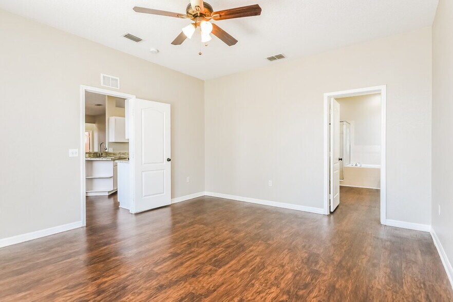 Building Photo - 6033 Live Oak Dr