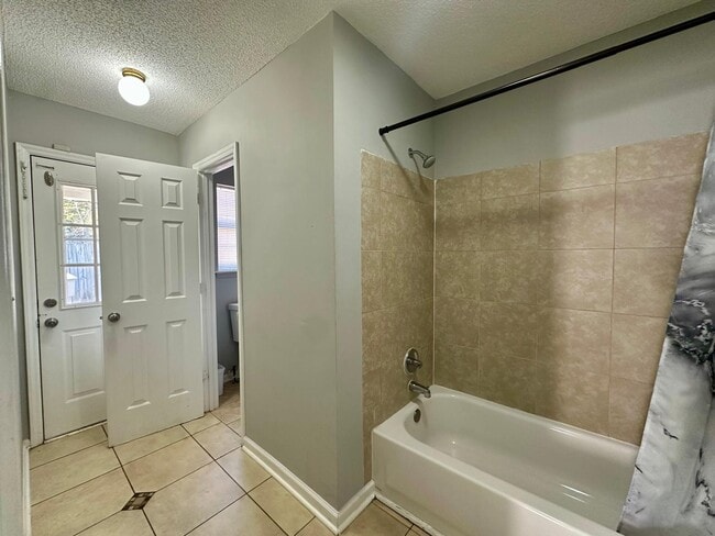 Building Photo - 9501 Pondside Ln