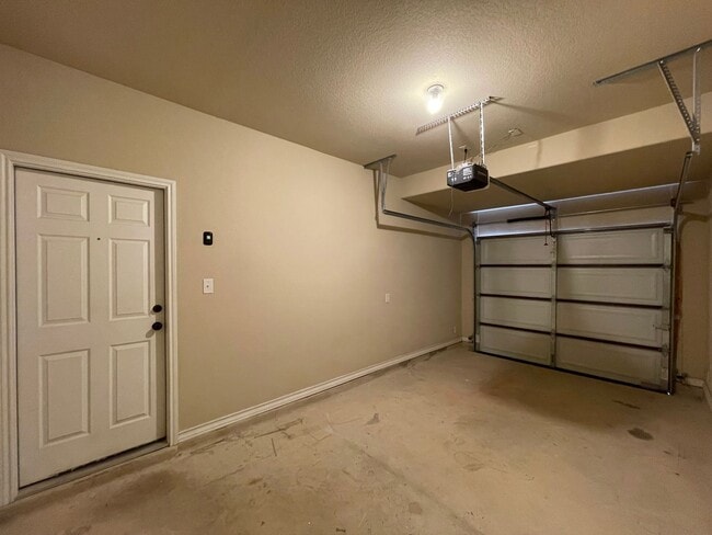 Building Photo - Town home for rent