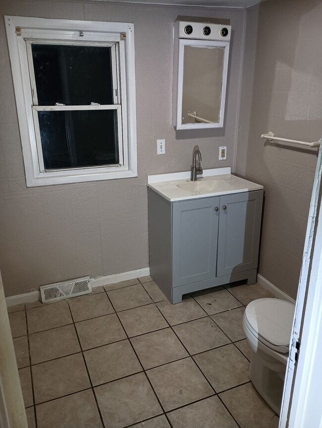 Building Photo - Charming 3-Bedroom Home – Spacious & Updated