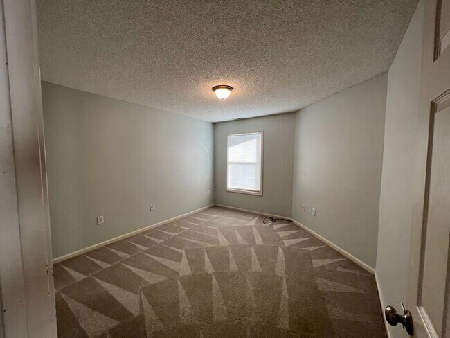 Building Photo - Breezewood Condo, 2 Brd/2bath Screen Porch! LVP wood flooring, Center of Wilmington!