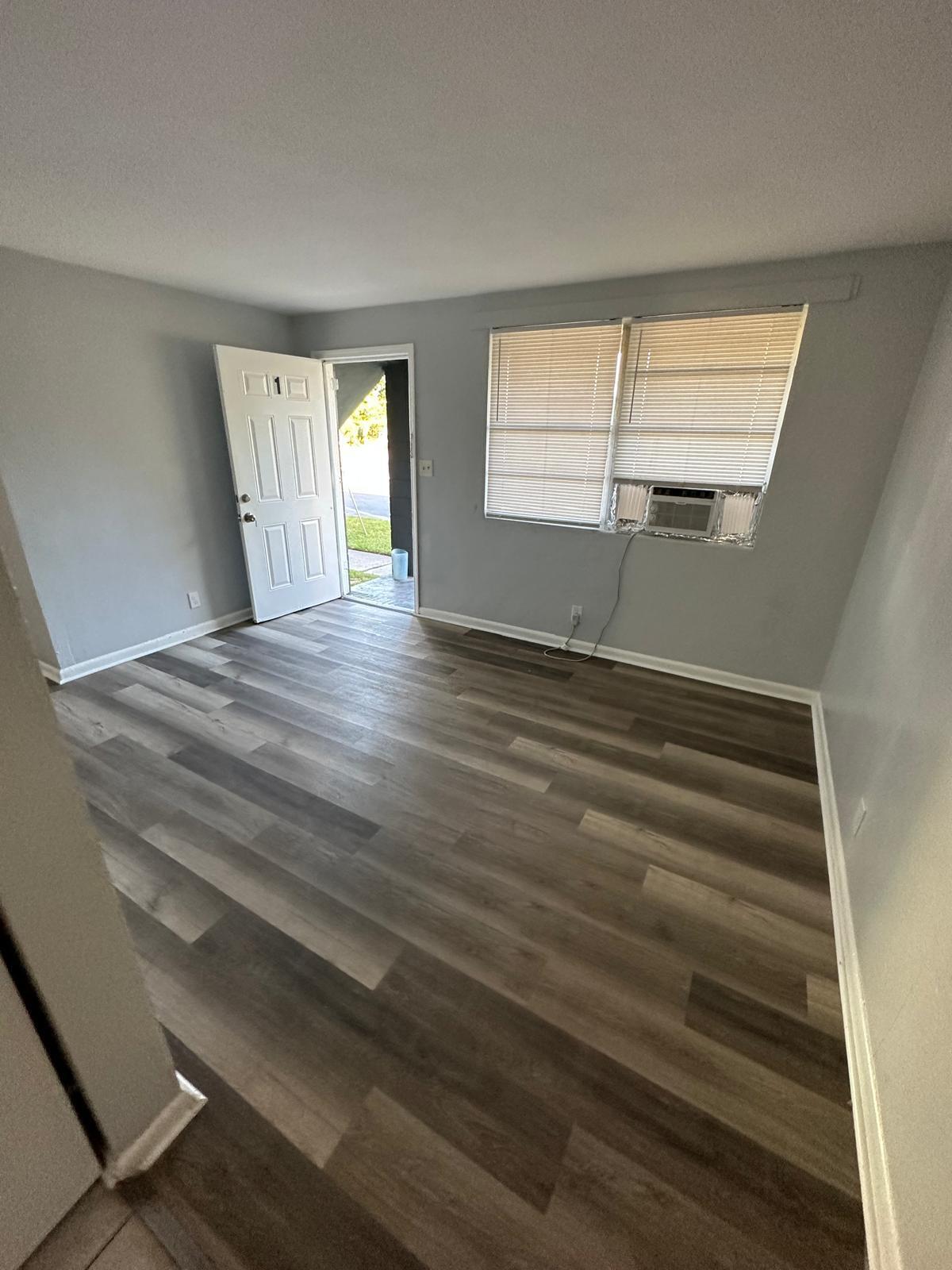 Building Photo - 1305 W 6th St