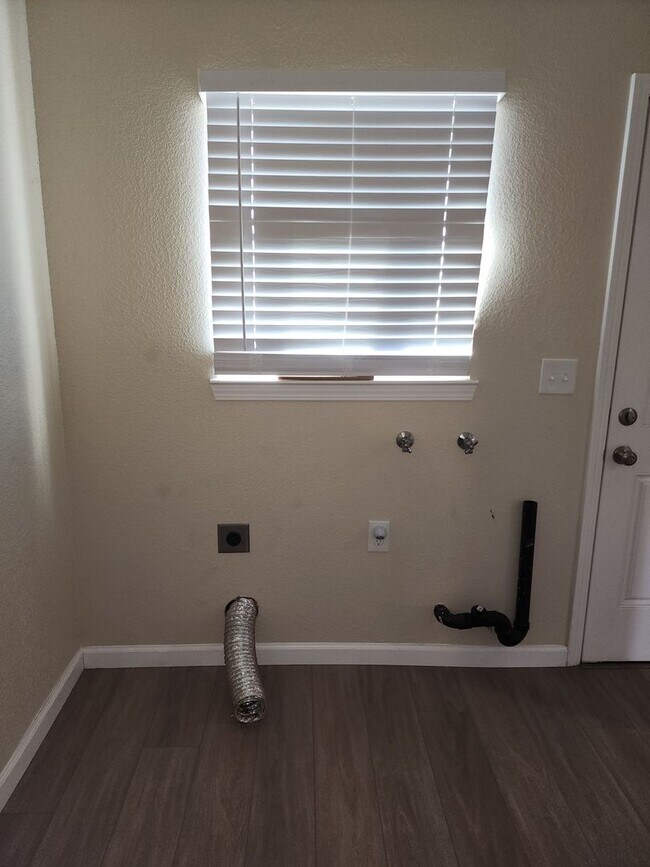 Building Photo - 2 Bedroom 1 Bath with Washer and Dryer Hook-ups
