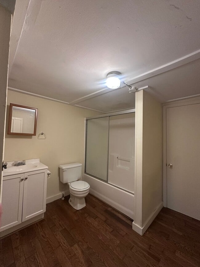 Building Photo - Private ranch with spacious yard! Can accommodate 5 bedrooms!