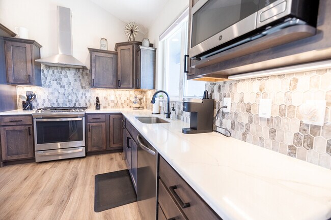 Building Photo - 2428 Sunshine Dr