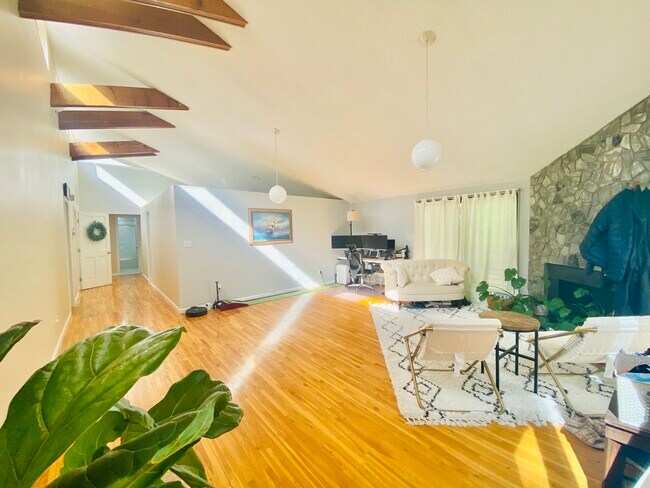 Building Photo - 14 Windsor Rd