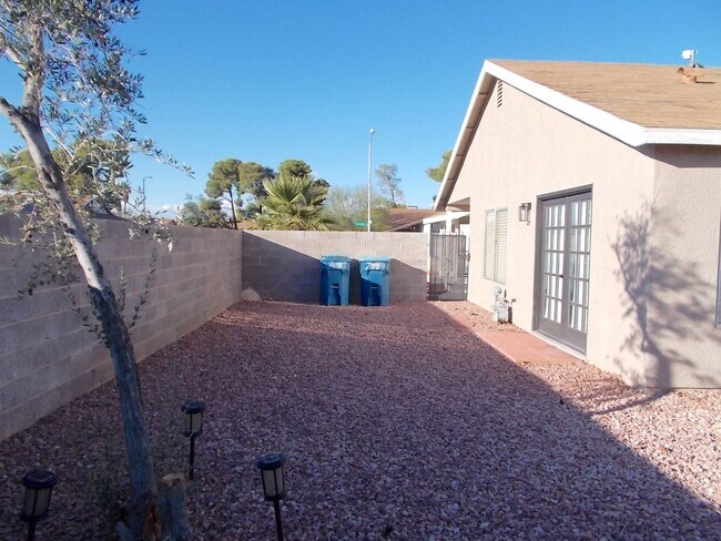 Building Photo - Beautifully Furnished 2-Bedroom 2-Bath Tow...