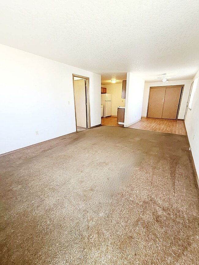 Building Photo - 3 bed 2 bath Single-Level townhome *Afford...
