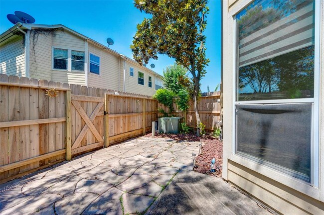 Building Photo - 1811 Gentryside Dr
