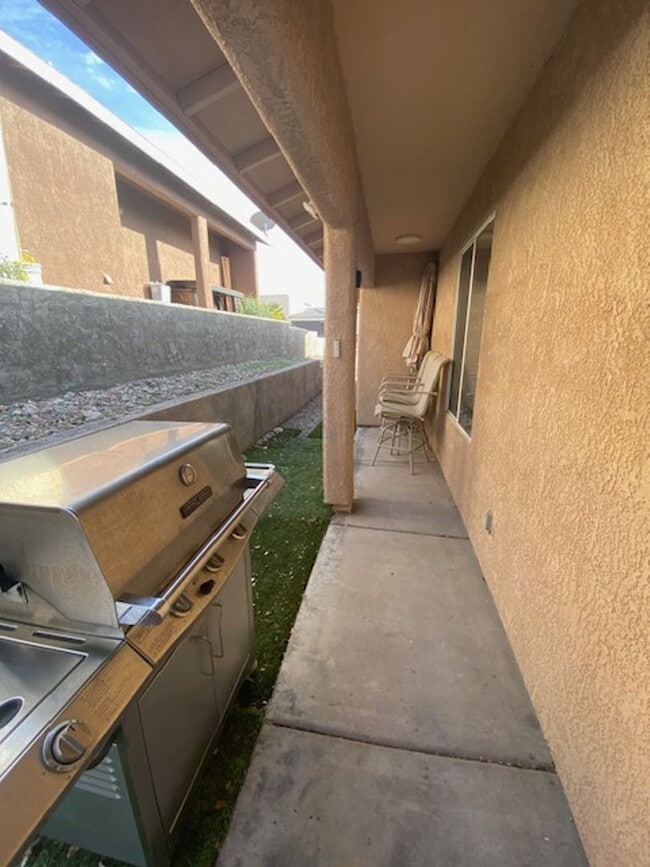 Building Photo - 3045 Palisades Dr