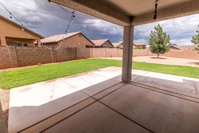 Building Photo - Beautiful 2-Story Home, 5 Bedroom, 3 Full ...