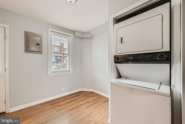 Building Photo - 2129 Parksley Ave