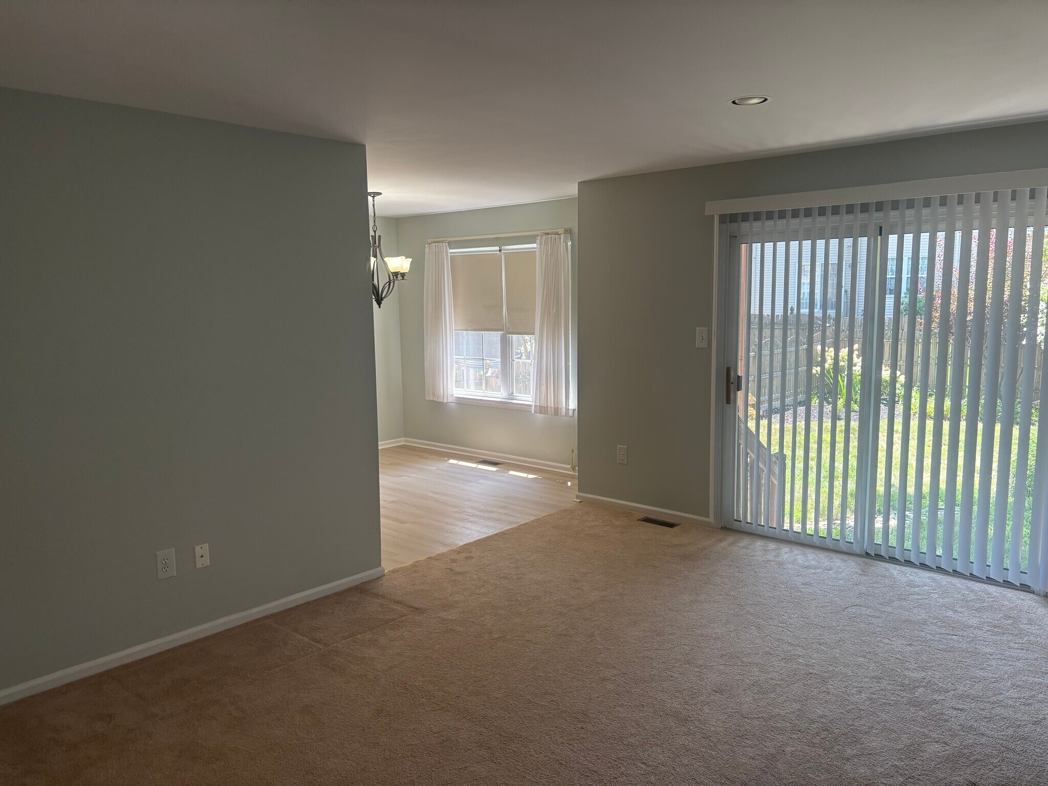 Building Photo - 60 Smokey Run Dr