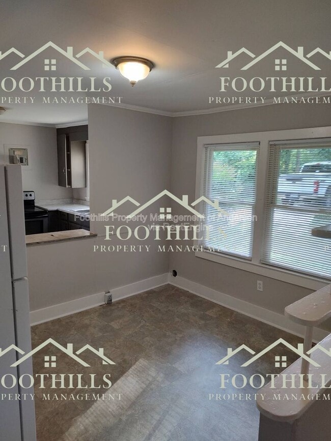Building Photo - 1302 Robbins Dr