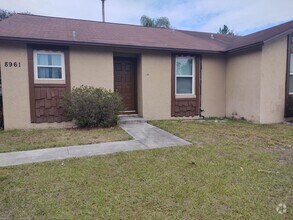 Building Photo - Charming 2 bedroom with enormous backyard.