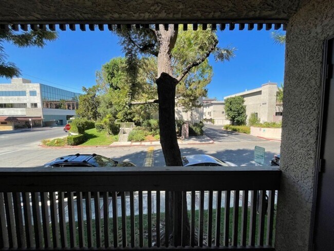 Building Photo - SHERMAN OAKS!!!: FANTASTIC 2 BEDROOM + 1 1...