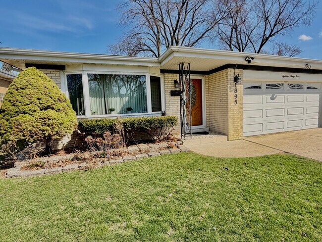 Building Photo - 1895 Birch St