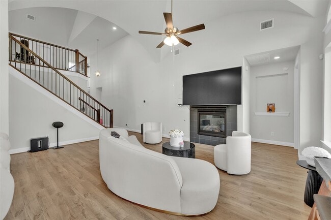 Building Photo - 3520 Helios Ln