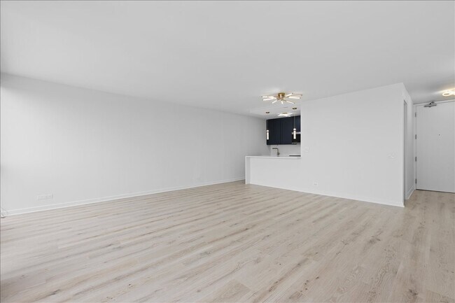 Building Photo - 4343 N Clarendon Ave