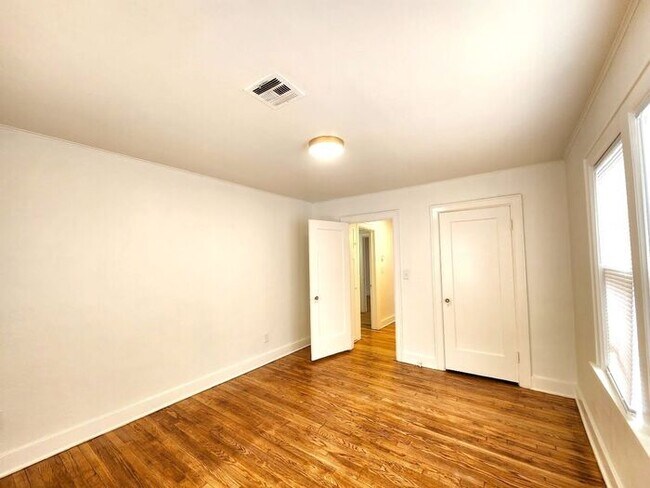 Building Photo - Remodeled 1 BED 1 BATH DUPLEX MIILER'S BLVD HISTORIC DISTRICT