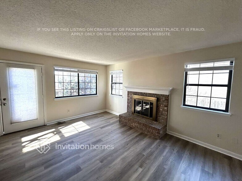 Building Photo - 1295 E Phillips Pl