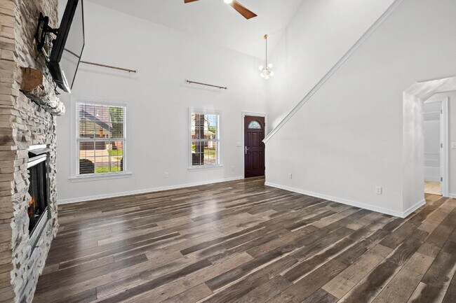 Building Photo - 1514 NE Young Ave