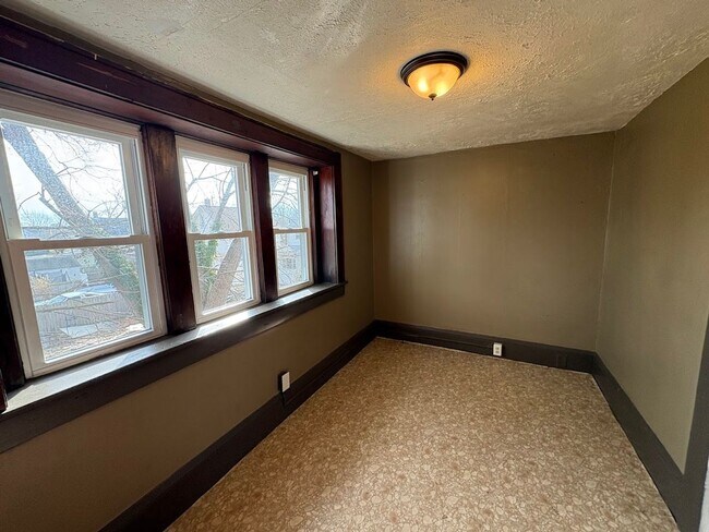 Building Photo - Four bedroom one bathroom home for rent