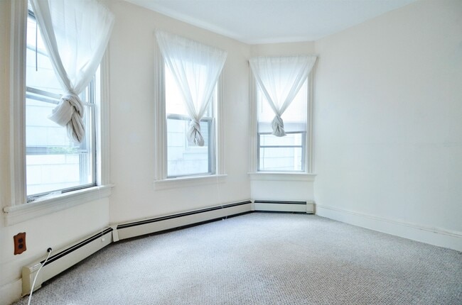 Building Photo - 38 E 41st St