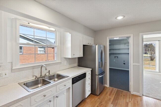 Building Photo - 220 Bartonwood Dr