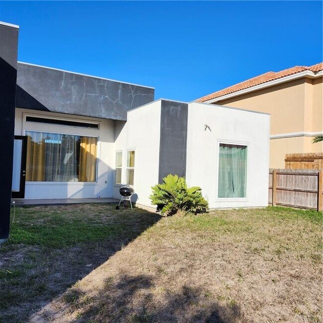 Building Photo - 4505 Quince Ave