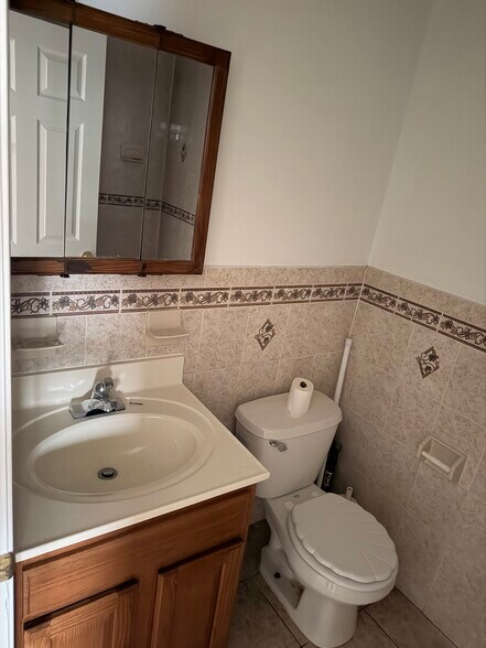 Primary bath - 216 Amity St