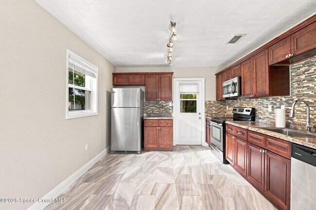 Building Photo - 2267 Robinhood Dr