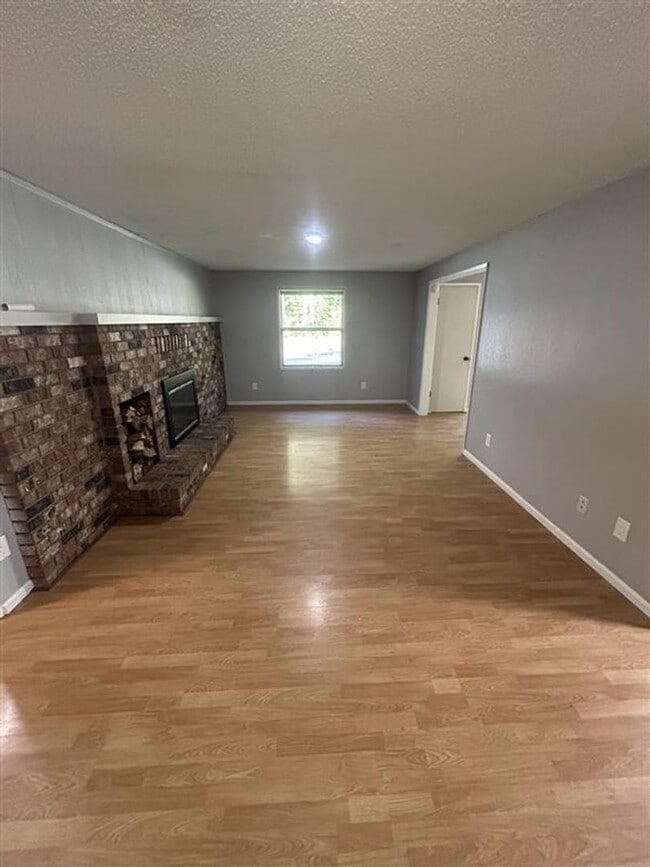 Building Photo - Three Bedroom House for Rent with Large Yard