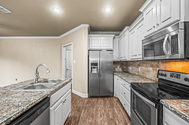 Building Photo - Spacious 3BR/2BA Duplex with 2-Car Garage & Stainless Appliances
