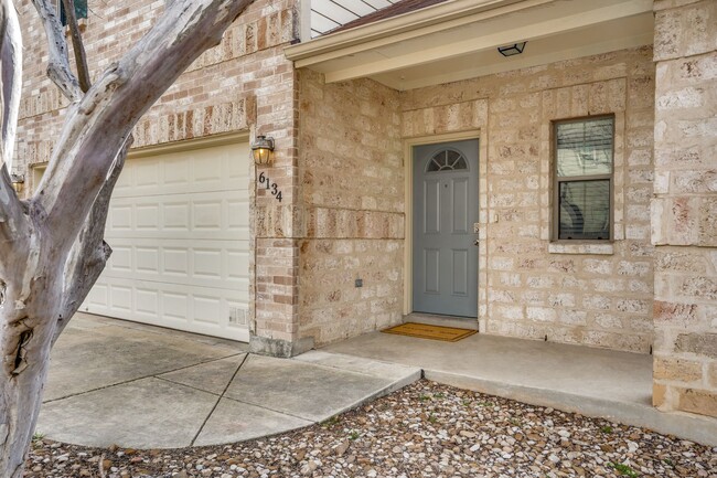 Building Photo - 3 Bedroom/2.5 Bath Pecan Hill Subdivision