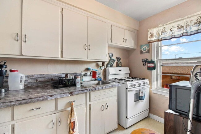 Building Photo - 2320 S 92nd St
