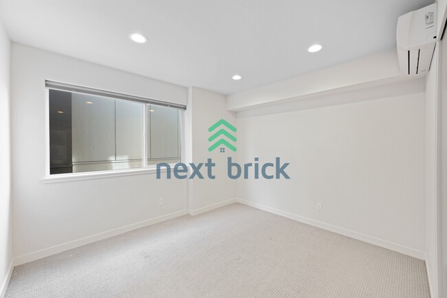 Building Photo - "Charming 3-Bedroom Townhouse Retreat in the Heart of Seattle - 3104C SW Avalon Way!"