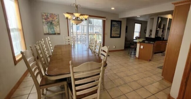 Building Photo - 503 Chambers St