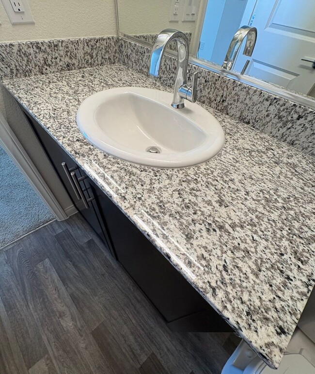 Building Photo - 2 Bedroom Townhouse in North Las Vegas